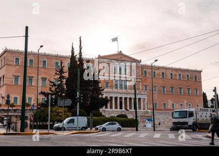 Atene, Grecia - 27 novembre 2021: Facciata anteriore dell'edificio del Parlamento ellenico in Piazza Syntagma ad Atene, la capitale greca. Foto Stock