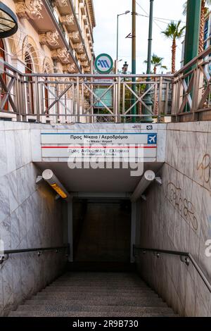 Atene, GR - 27 novembre 2021: All'interno della metropolitana di Atene. La metropolitana di Atene è un sistema di trasporto rapido in Grecia che serve l'area urbana di Atene e parte Foto Stock