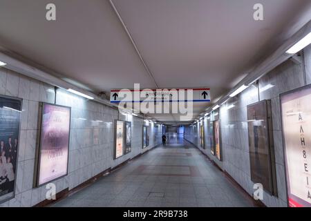 Atene, GR - 27 novembre 2021: All'interno della metropolitana di Atene. La metropolitana di Atene è un sistema di trasporto rapido in Grecia che serve l'area urbana di Atene e parte Foto Stock