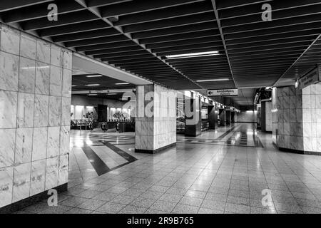 Atene, GR - 27 novembre 2021: All'interno della metropolitana di Atene. La metropolitana di Atene è un sistema di trasporto rapido in Grecia che serve l'area urbana di Atene e parte Foto Stock