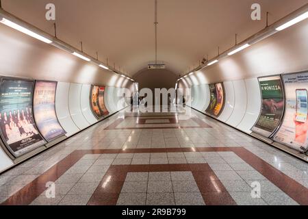 Atene, GR - 27 novembre 2021: All'interno della metropolitana di Atene. La metropolitana di Atene è un sistema di trasporto rapido in Grecia che serve l'area urbana di Atene e parte Foto Stock