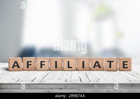 Segno di vendita della filiale su una scrivania di legno con un blurry ambiente office in background Foto Stock