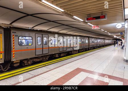 Atene, GR - 27 novembre 2021: All'interno della metropolitana di Atene. La metropolitana di Atene è un sistema di trasporto rapido in Grecia che serve l'area urbana di Atene e parte Foto Stock