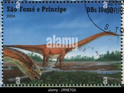 RUSSIA KALININGRAD, 28 MARZO 2019: Timbro stampato da Sao Tome e Principe mostra dinosauro, circa 2004 Foto Stock