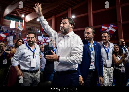 Chivasso, Italia. 25 giugno 2023. Matteo Salvini, vice primo ministro italiano e segretario della Lega Nord, saluta la gente mentre arriva al congresso della Lega Nord Piemonte, sezione regionale del partito politico Lega Nord. Il congresso ha rieletto l'attuale segretario Riccardo Molinari. Crediti: Nicolò campo/Alamy Live News Foto Stock