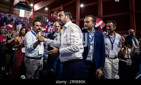 Chivasso, Italia. 25 giugno 2023. Matteo Salvini, vice primo ministro italiano e segretario della Lega Nord, saluta la gente mentre arriva al congresso della Lega Nord Piemonte, sezione regionale del partito politico Lega Nord. Il congresso ha rieletto l'attuale segretario Riccardo Molinari. Crediti: Nicolò campo/Alamy Live News Foto Stock