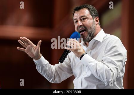 Chivasso, Italia. 25 giugno 2023. Matteo Salvini, vice primo ministro italiano e segretario della Lega Nord, interviene sul palco durante il congresso della Lega Nord Piemonte, sezione regionale del partito politico Lega Nord. Il congresso ha rieletto l'attuale segretario Riccardo Molinari. Crediti: Nicolò campo/Alamy Live News Foto Stock