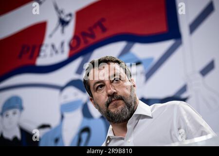 Chivasso, Italia. 25 giugno 2023. Matteo Salvini, vice primo ministro d'Italia e segretario della Lega Nord, guarda durante il congresso della Lega Nord Piemonte, sezione regionale del partito politico Lega Nord. Il congresso ha rieletto l'attuale segretario Riccardo Molinari. Crediti: Nicolò campo/Alamy Live News Foto Stock