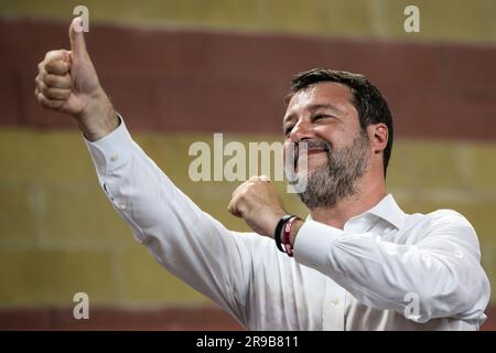 Chivasso, Italia. 25 giugno 2023. Matteo Salvini, vice primo ministro d'Italia e segretario della Lega Nord, gesti durante il congresso della Lega Nord Piemonte, sezione regionale del partito politico Lega Nord. Il congresso ha rieletto l'attuale segretario Riccardo Molinari. Crediti: Nicolò campo/Alamy Live News Foto Stock