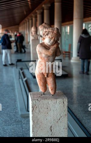 Atene, Grecia - 25 novembre 2021: Gli antichi manufatti esposti presso la Stoa di Attalo, un portico coperto nell'Agorà di Atene. Foto Stock