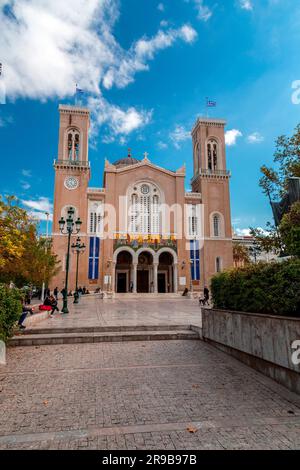 Atene, Grecia - 25 novembre 2021: La cattedrale metropolitana dell'Annunciazione, popolarmente conosciuta come Metropolis, è la chiesa cattedrale dell'Archbi Foto Stock