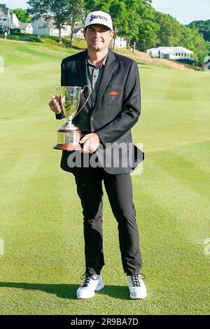 Cromwell, Connecticut, USA. 25 giugno 2023. Keegan Bradley detiene il trofeo dopo aver vinto il Travelers Championship al TPC River Highlands. (Immagine di credito: © Debby Wong/ZUMA Press Wire) SOLO USO EDITORIALE! Non per USO commerciale! Foto Stock