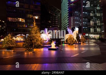 Berlino, Germania - 15 dicembre 2021: Il Sony Center è un complesso sponsorizzato da Sony composto da otto edifici situati nella Potsdamer Platz di Berlino, progettato da He Foto Stock