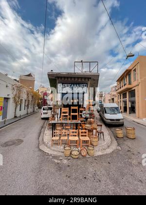 Atene, Grecia - 25 novembre 2021: Cesti tradizionali fatti a mano e articoli per la casa venduti in un negozio di cesti ad Atene, Grecia. Foto Stock