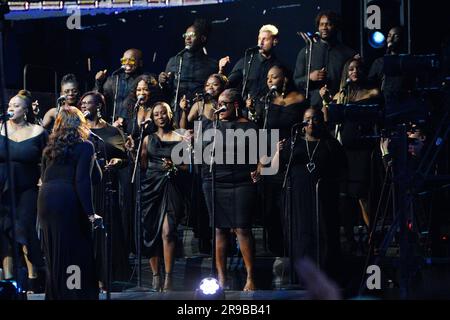 L'EDITORIALE UTILIZZA SOLO il London Community Gospel Choir che si esibisce con Elton John sul Pyramid Stage al Glastonbury Festival a Worthy Farm nel Somerset. Data foto: Domenica 25 giugno 2023. Foto Stock