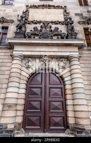 Antica e bella porta ornata, dettagli architettonici classici. Foto Stock