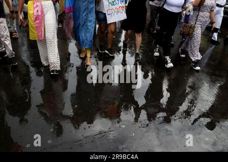 Kolkata, India. 25 giugno 2023. I membri e i sostenitori della comunità LGBTQ hanno la bandiera arcobaleno mentre partecipano all'annuale LGBTQ Pride Parade. Il 25 giugno 2023 a Calcutta, in India. (Immagine di credito: © Dipa Chakraborty/eyepix via ZUMA Press Wire) SOLO USO EDITORIALE! Non per USO commerciale! Foto Stock