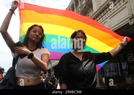 Kolkata, India. 25 giugno 2023. I membri e i sostenitori della comunità LGBTQ hanno la bandiera arcobaleno mentre partecipano all'annuale LGBTQ Pride Parade. Il 25 giugno 2023 a Calcutta, in India. (Immagine di credito: © Dipa Chakraborty/eyepix via ZUMA Press Wire) SOLO USO EDITORIALE! Non per USO commerciale! Foto Stock