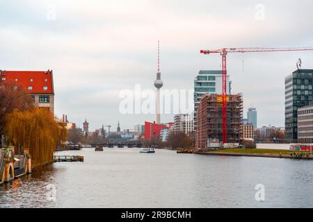 Berlino, Germania - 17 dicembre 2021: Vista stradale da Berlino. Edifici e paesaggio urbano lungo il fiume Sprea. Foto Stock
