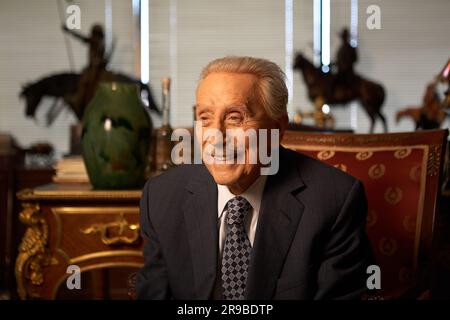 Woodland Hills, California, USA. 29 giugno 2009. Joe Weider, conosciuto come il padre del bodybuilding, è stato intervistato nel suo ufficio per un documentario, presso Weider Health & fitness. (Immagine di credito: © Ian L. Sitren/ZUMA Press Wire) SOLO USO EDITORIALE! Non per USO commerciale! Foto Stock