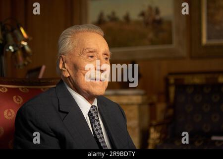 Woodland Hills, California, USA. 29 giugno 2009. Joe Weider, conosciuto come il padre del bodybuilding, è stato intervistato nel suo ufficio per un documentario, presso Weider Health & fitness. (Immagine di credito: © Ian L. Sitren/ZUMA Press Wire) SOLO USO EDITORIALE! Non per USO commerciale! Foto Stock