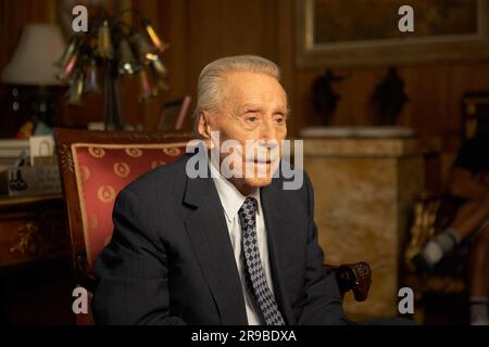 Woodland Hills, California, USA. 29 giugno 2009. Joe Weider, conosciuto come il padre del bodybuilding, è stato intervistato nel suo ufficio per un documentario, presso Weider Health & fitness. (Immagine di credito: © Ian L. Sitren/ZUMA Press Wire) SOLO USO EDITORIALE! Non per USO commerciale! Foto Stock