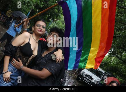 Kolkata, India. 25 giugno 2023. 25 giugno 2023, Calcutta, India: Membri e sostenitori della comunità LGBTQ hanno la bandiera arcobaleno mentre prendono parte all'annuale LGBTQ Pride Parade. Il 25 giugno 2023 a Calcutta, in India. (Foto di Dipa Chakraborty/ Credit: Eyepix Group/Alamy Live News Foto Stock