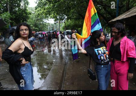 Kolkata, India. 25 giugno 2023. 25 giugno 2023, Calcutta, India: Membri e sostenitori della comunità LGBTQ hanno la bandiera arcobaleno mentre prendono parte all'annuale LGBTQ Pride Parade. Il 25 giugno 2023 a Calcutta, in India. (Foto di Dipa Chakraborty/ Credit: Eyepix Group/Alamy Live News Foto Stock