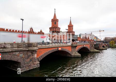 Berlino, Germania - 17 dicembre 2021: Il ponte Oberbaum è un ponte a due piani che attraversa il fiume Sprea, considerato uno dei punti di riferimento della città. Si collega Foto Stock