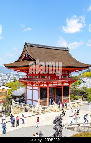 Tempio buddista Kiyomizu dera, cancello Nio mon e vedute di Kyoto verso la catena montuosa, paesaggio urbano di Kyoto, Giappone, Asia, 2023 Foto Stock