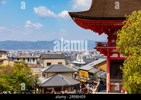 Tempio Kiyomizu dera di Kyoto e vista su Kyoto in un giorno di primavera blu 2023, città di Kyoto, Giappone, Asia Foto Stock