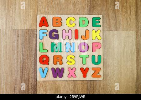 Tabellone puzzle con lettere alfabetiche in legno Foto Stock