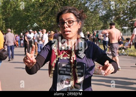 Londra, Regno Unito. Il predicatore cristiano Hatun Tash parla con la folla riunita al Speakers' Corner di Hyde Park. Foto Stock