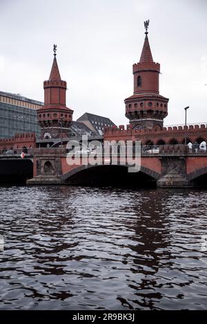 Berlino, Germania - 17 dicembre 2021: Il ponte Oberbaum è un ponte a due piani che attraversa il fiume Sprea, considerato uno dei punti di riferimento della città. Si collega Foto Stock