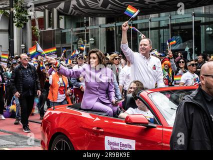 San Francisco, Stati Uniti. 25 giugno 2023. La senatrice Nancy Pelosi, D-CA e il Rep. Adam Schiff, D-CA, cavalcano nella 53a parata annuale del San Francisco Pride a San Francisco domenica 25 giugno 2023. Hundrerds di migliaia si sono rivelati a marciare o guardare. Foto di Terry Schmitt Credit: UPI/Alamy Live News Foto Stock
