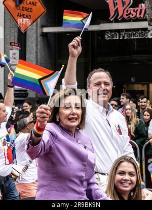 San Francisco, Stati Uniti. 25 giugno 2023. La senatrice Nancy Pelosi, D-CA e il Rep. Adam Schiff, D-CA, cavalcano nella 53a parata annuale del San Francisco Pride a San Francisco domenica 25 giugno 2023. Hundrerds di migliaia si sono rivelati a marciare o guardare. Foto di Terry Schmitt Credit: UPI/Alamy Live News Foto Stock