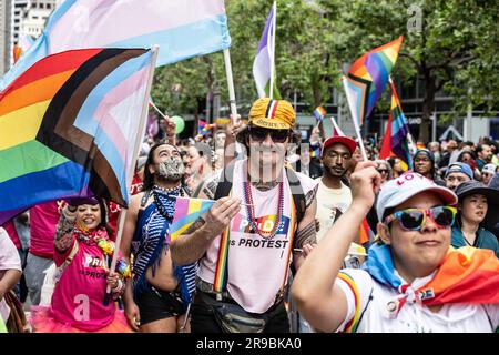 San Francisco, Stati Uniti. 25 giugno 2023. I partecipanti marciano su Market Street nella 53a parata annuale del San Francisco Pride a San Francisco domenica 25 giugno 2023. Hundrerds di migliaia si sono rivelati a marciare o guardare. Foto di Terry Schmitt Credit: UPI/Alamy Live News Foto Stock