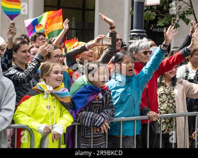 San Francisco, Stati Uniti. 25 giugno 2023. Gli spettatori fanno il tifo per la 53a parata annuale del San Francisco Pride a San Francisco domenica 25 giugno 2023. Hundrerds di migliaia si sono rivelati partecipare o guardare. Foto di Terry Schmitt Credit: UPI/Alamy Live News Foto Stock