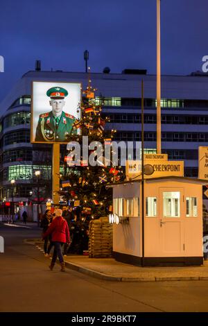 Berlino, Germania - 17 dicembre 2021: Checkpoint Charlie è stato il più noto punto di attraversamento del muro di Berlino tra Berlino Est e Berlino Ovest durante il Cold Wa Foto Stock