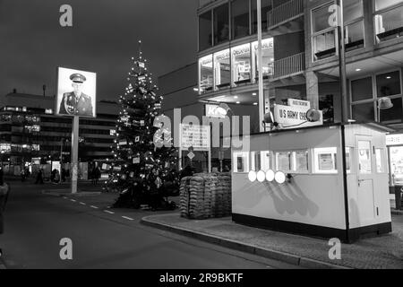 Berlino, Germania - 17 dicembre 2021: Checkpoint Charlie è stato il più noto punto di attraversamento del muro di Berlino tra Berlino Est e Berlino Ovest durante il Cold Wa Foto Stock