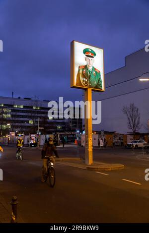 Berlino, Germania - 17 dicembre 2021: Checkpoint Charlie è stato il più noto punto di attraversamento del muro di Berlino tra Berlino Est e Berlino Ovest durante il Cold Wa Foto Stock