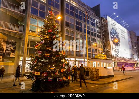 Berlino, Germania - 17 dicembre 2021: Checkpoint Charlie è stato il più noto punto di attraversamento del muro di Berlino tra Berlino Est e Berlino Ovest durante il Cold Wa Foto Stock