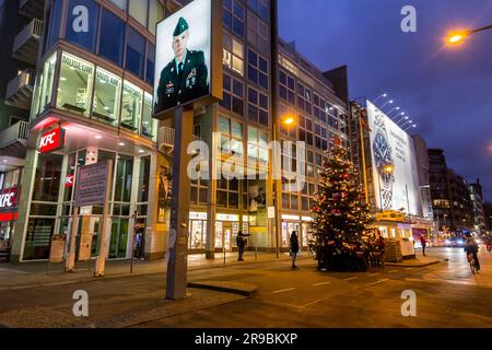 Berlino, Germania - 17 dicembre 2021: Checkpoint Charlie è stato il più noto punto di attraversamento del muro di Berlino tra Berlino Est e Berlino Ovest durante il Cold Wa Foto Stock