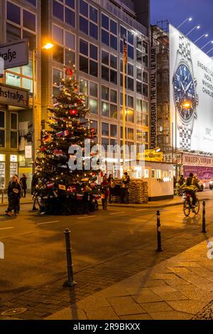 Berlino, Germania - 17 dicembre 2021: Checkpoint Charlie è stato il più noto punto di attraversamento del muro di Berlino tra Berlino Est e Berlino Ovest durante il Cold Wa Foto Stock