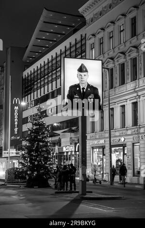 Berlino, Germania - 17 dicembre 2021: Checkpoint Charlie è stato il più noto punto di attraversamento del muro di Berlino tra Berlino Est e Berlino Ovest durante il Cold Wa Foto Stock