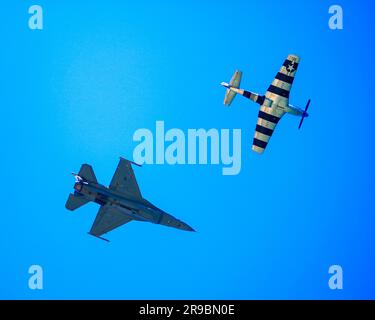 La Mustang e Fighting Falcon volano in alto. Foto Stock