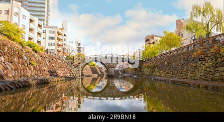 Nagasaki, Giappone - novembre 29 2022: Il ponte Meganebashi è il più notevole dei numerosi ponti in pietra. Il ponte prende il nome dalla somiglianza di sp Foto Stock