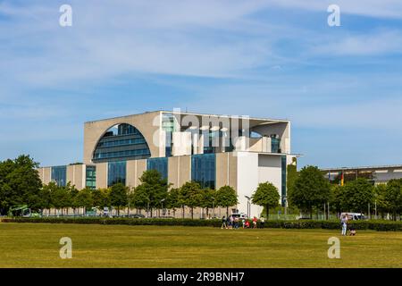 Berlino, Germania - 31 maggio 2023: La Cancelleria tedesca (Bundeskanzleramt), un'agenzia che serve l'ufficio esecutivo del Cancelliere tedesco Foto Stock