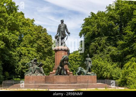 Berlino, Germania - 31 maggio 2023: Il Tiergarten, splendido parco nel centro di Berlino, monumento storico del Bismarck Memorial Foto Stock