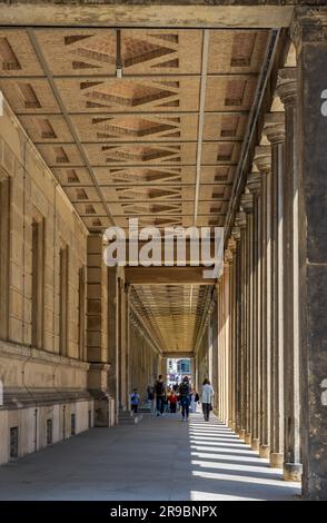 Berlino, Germania - 1° giugno 2023: Beautiful Archway on the Museum Island a Berlino, Germania. Foto Stock